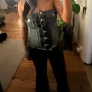Jeans topp   - Säljer mina två superfina jeanstoppar från zara då de inte passar mig. Nya och oanvända!💕  300kr st!!!! Tryck ej på köp direkt!