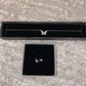 Ring och halsband - Säljer ett kit med en ring och ett halsband i silver med fjärilar. Superfina men har aldrig använt dem så därav säljer jag. Mitt pris 80 kr för hela kitet😊