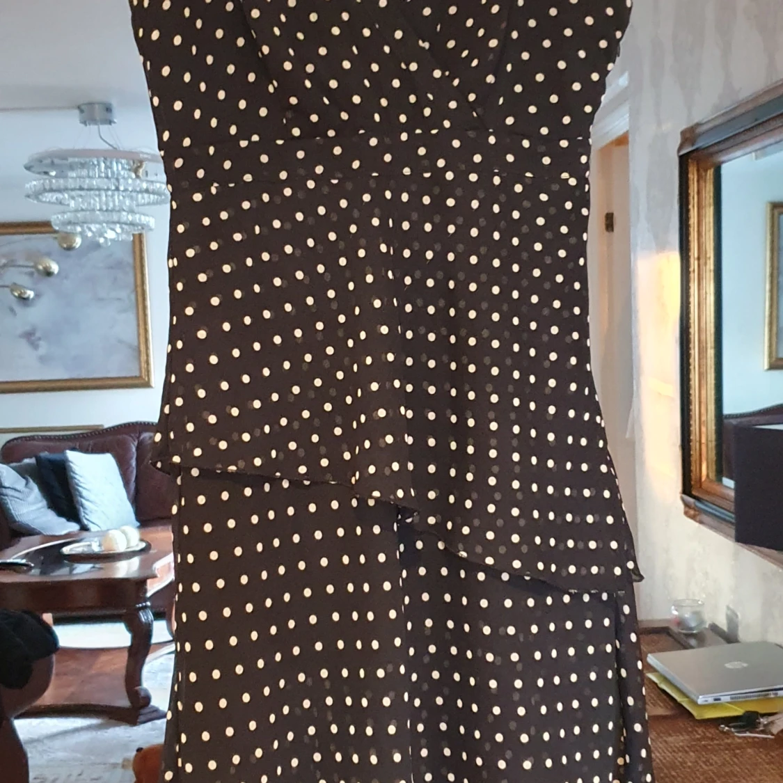 Vacker klänning med volanger - 90