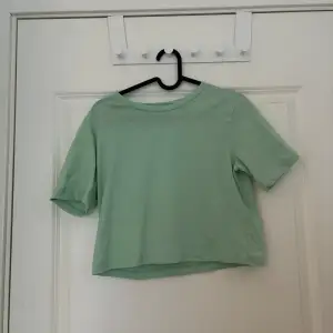 Fin kroppad t-shirt från vila. Den är grön. Nästan aldrig använd. Skriv för mer information!