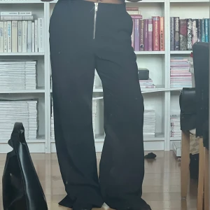 Svarta Byxor/långa - Svarta byxor i fint skick från Twist & Tango! Väldigt sköna och klämmer inte åt i midjan⚡️⚡️Jag är 165 lång