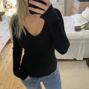 Jätte fin v-ringad topp❤️ - Mysig v-ringad tröja som är i storlek s men passar även xs och m då den är stretchig❤️ pris går att diskutera vid snabb affär🫶🏻 Fraktar samma dag eller dagen efter🥰