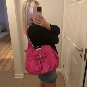 Rosa väska - Jättefin rosa väska, passar både till vardags och finare tillfällen.