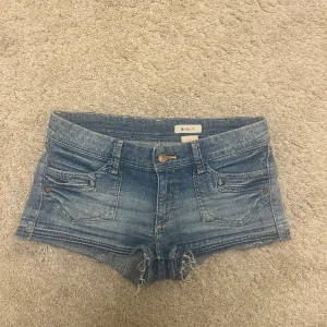 Jeansshorts - Super snygga jeansshorts från hm som är en gammal modell❤️ Dom är lågmidjade och har coola fickor❤️