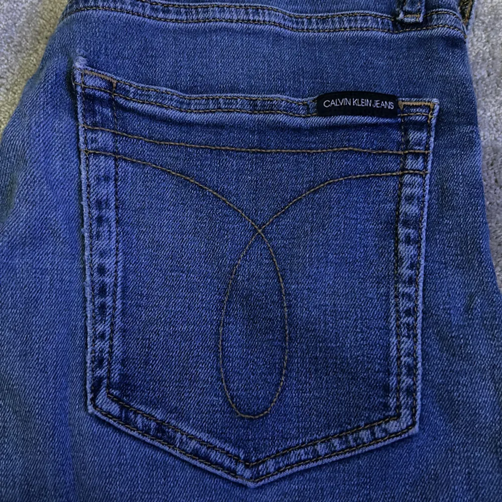 Tjo, säljer mina Calvin Klein jeans eftersom dom inte passar mig längre, 10/10 skick, modell slim . Jeans & Byxor.