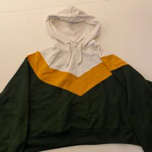 En cropped hoodie från monki. Passar att träna i! 🩷