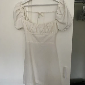 Studentklänning  - Säljer min studentklänning med jätte fin öppen rygg, från zara endast använd 1 gång. Den är liten i storleken! ❤️‍🔥🥳