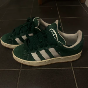 Adidas campus 00 - Adidas campus 00 i färgen grön. Slutsåld överallt, använd 2 gånger men säljer då de var för stora för mig. Knappt använda och de oanvända vita skosnörena får man till. Är i storlek 40 2/3 men passar alla mellan 39,5-41.