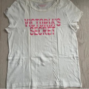 Victoria Secret T-Shirt - Jätte söt victoria secret t shirt. Finns en fläck på baksidan som syns längst ner i hörnet på bild 2 men går säkert bort med blekningsmedel, priset går alltid att diskutera! ❤️