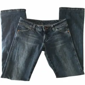 Så snygga lågmidjade utsvängda jeans från Wrangler! Midjemått 76cm Innerbenslängd 79cm Grenhöjd 19cm