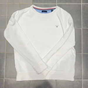Gant sweatshirt - Hej! Säljer denna pga ingen användning. Från kidsbrandstore, frakt tillkommer! Skriv privat vid intresse.🤍💕storlek 170 som motsvarar S.