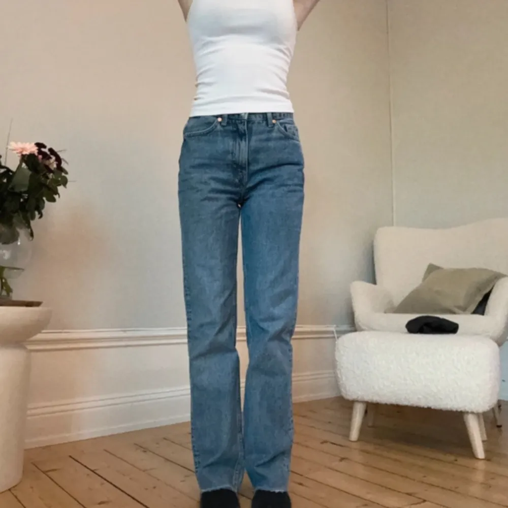 Supersnygga raka jeans från weekday, knappt använda 🥰storlek 24/32. Jeans & Byxor.