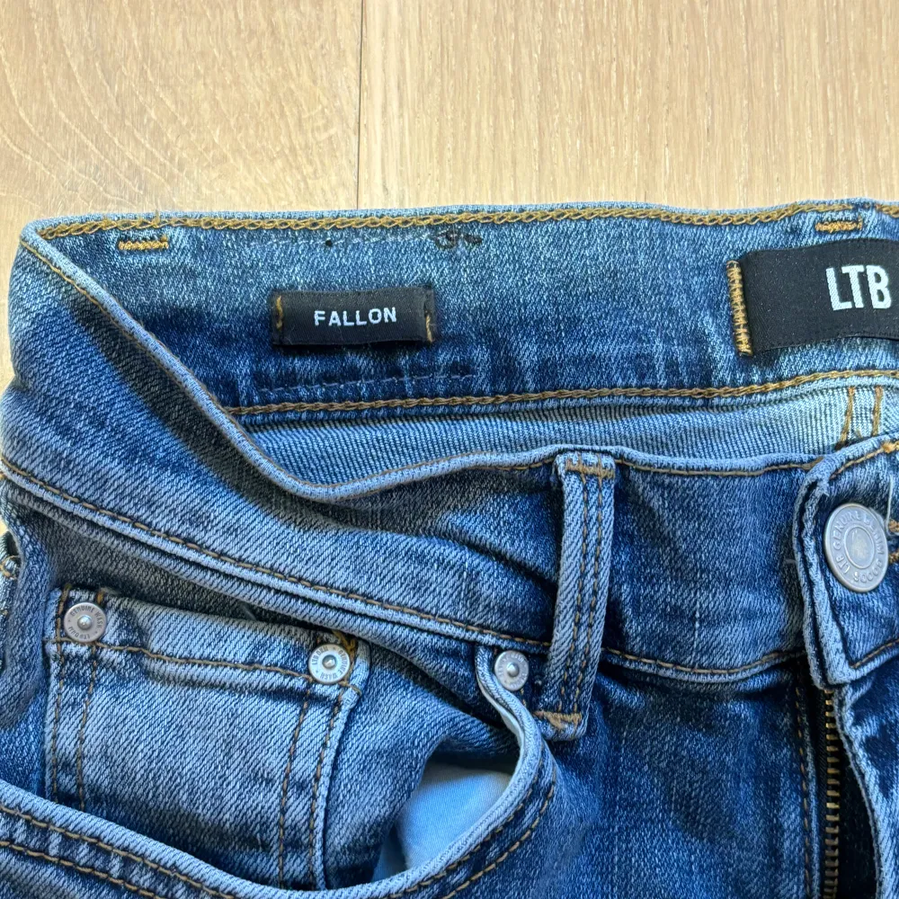 Säljer dessa supersnygga jeansen från Ltb i modellen Fallon i storlek W25 L30😊 Aldrig använda och endast provade! Säljer då jag tycker att dem är lite för korta på mig som är ca 1,63🥰. Jeans & Byxor.
