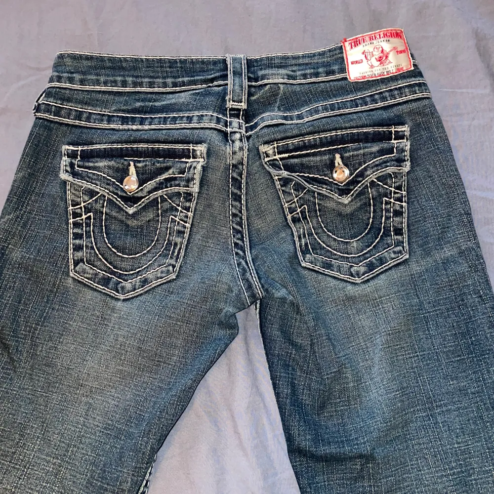 True religion jeans straight, små defekter längst nere vid benet skriv privat för bilder💕 jätte fina annars med coola fickor för stora för mig tyvärr.. Jeans & Byxor.