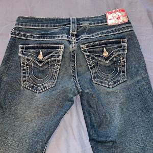 True religion jeans straight, små defekter längst nere vid benet skriv privat för bilder💕 jätte fina annars med coola fickor för stora för mig tyvärr.