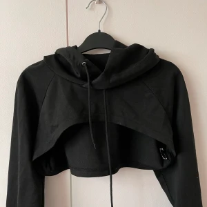 Cropped tröja - Croppad tröja/hoodie. Storlek xs-s, mjukt material. Bra att ha över tränings top när man gymmar 😍