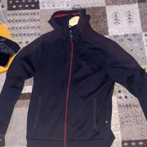 Hugo boss kofta  - Fin Hugo boss kofta i väldigt fint skick och en väldigt fin kofta som samlar på sig otroligt många komplimanger. Storlek M