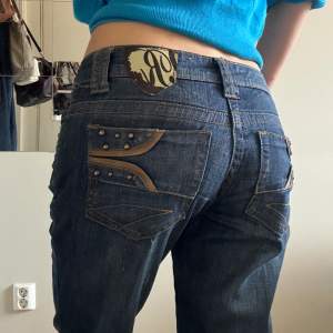 Jättesnygga jeans med låg midja och bootcut. Från märket ricö denim. Använda en gång och i nyskick! Midja: 36cm Innerbenslängd: 80cm ytterbenslängd: 100cm