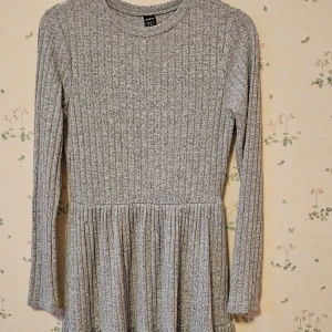 Mjuk klänning - Klänning från shein. Sticks lite i mitten. Mjuk. Varm. Luftig. Liten st 38. Perfekt 34. Xs till M. Supersmala armar. Möts i Göteborg. 45kr 