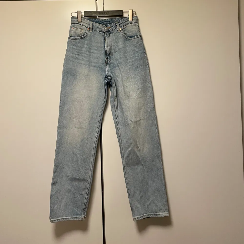 Raka jeans med hög midja från Monki. Fint skick. Skicka för fler bilder:) storlek 27. Jeans & Byxor.