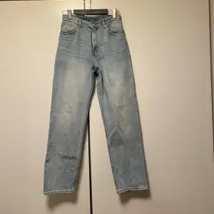 Raka jeans med hög midja från Monki. Fint skick. Skicka för fler bilder:) storlek 27