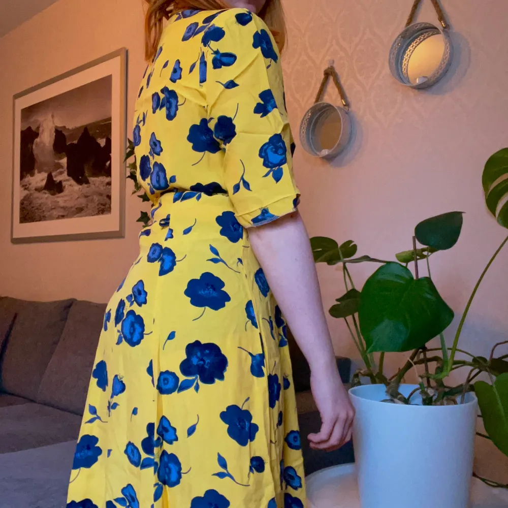 Vintage klänning från 1970-talet med blommor. Ljuset gör inte färgen rättvis riktigt, färgen är mest lik som sista bilden🫶🏼Från märket Carolin Muoti-Hovi, från Finland. . Klänningar.
