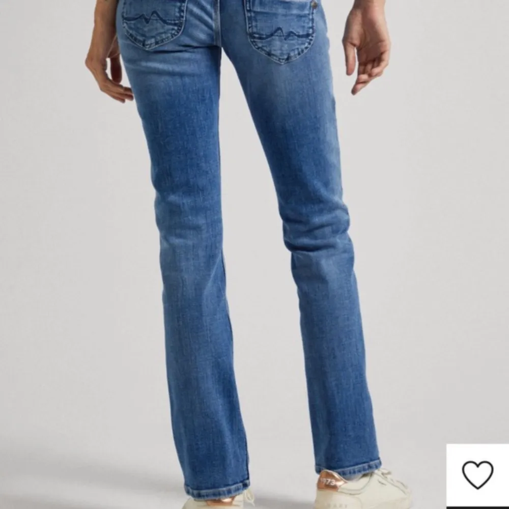 Jag säljer ett par helt nya jeans på grund av att de inte går och lämna tillbaks längre men dom är också för små jättesnygga låg midja💙. Jeans & Byxor.
