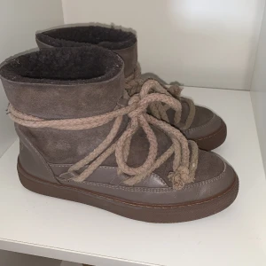 Inuikii skor💘 - Säljer fina inuikii skor i bra skick!⭐️ Sparsamt använda, ett snöre är lite slitet men det är det enda. Säljer dem för att de blev för små för mig💓
