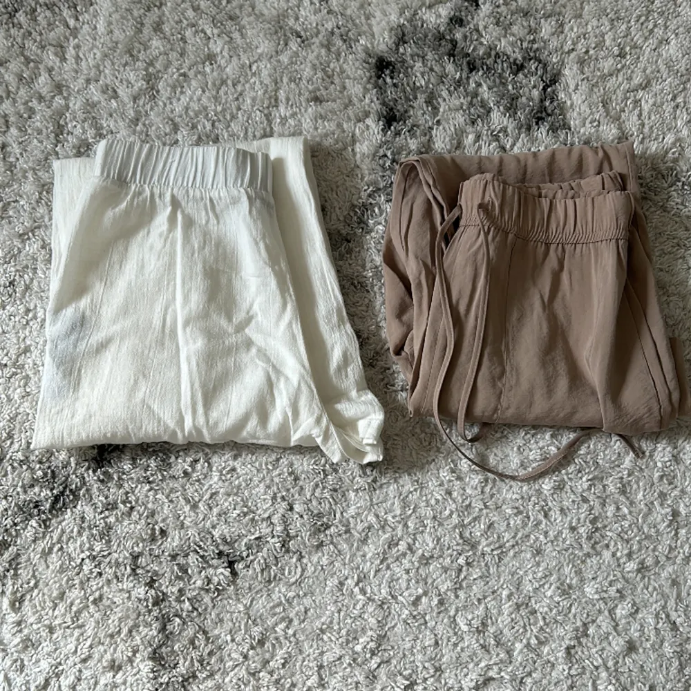 Oanvända båda två. Den bruna byxan är från Zara och den vita är från bershka.  Båda passar på mig som är 1.65cm. . Jeans & Byxor.