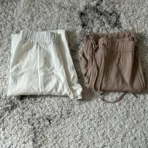 Oanvända båda två. Den bruna byxan är från Zara och den vita är från bershka.  Båda passar på mig som är 1.65cm. 