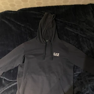 Armani - Säljer en armani hoodie, i väldigt fint skick. Använder inte längre, så därför ett bra pris. Vid frågor eller funderingar så är det bara att skriva