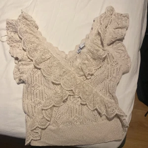 Topp - Denna populära tröja är i jätte bra skick använt några få gånger, den är i storlek M har vanligt viss lite mindre storlek men fungerar bra ändå men kommer inte till användning. Den är i jätte bra skick inget fel på den❤️