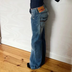 Replay jeans - Skit snygga low waist replay jeans som tyvärr inte passa mig alls😫 36 rakt över midjan 75  innerbenslängd, skriv privat för bilder❤️ kan tänka mig byta mot ett par low waist som likanar dessa lite!❤️