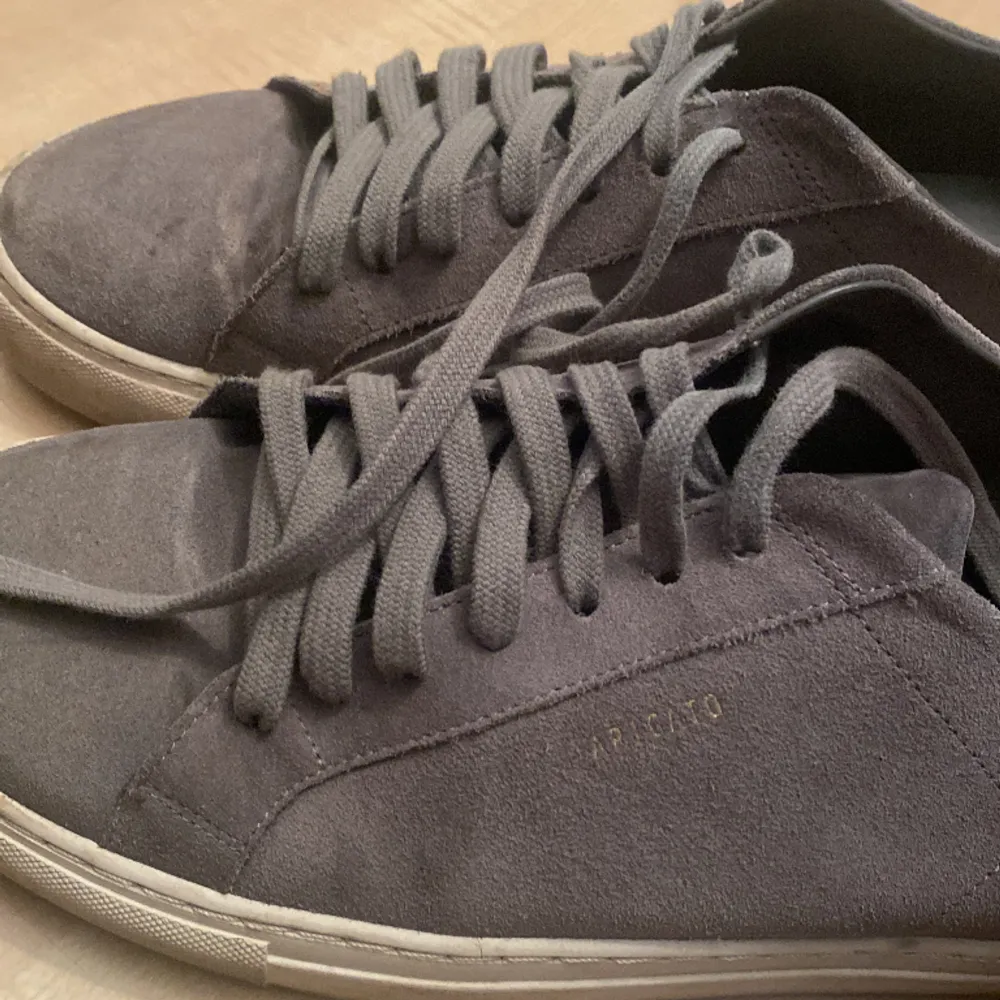 Fina och sköna sneakers från Axel Arigato i färgen grå. Storlek 45, använda ett par gånger och det syns. Men fint skick.. Skor.