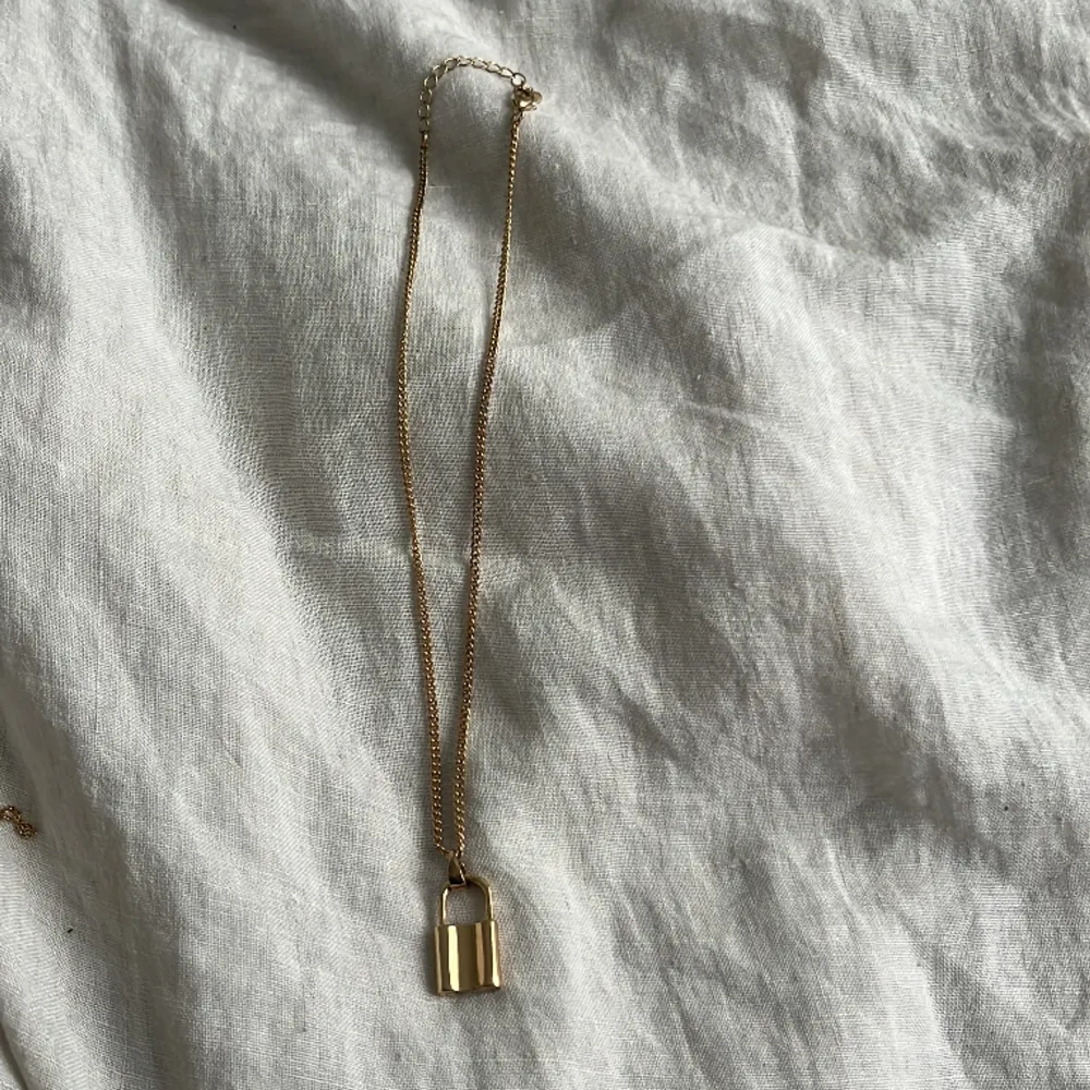 Jättefint halsband med ett lås som berlock💐❤️perfekt att matcha andra halsband med. Övrigt.