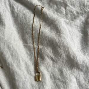 Jättefint halsband med ett lås som berlock💐❤️perfekt att matcha andra halsband med