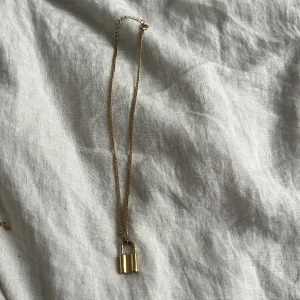 Halsband med låsberlock - Jättefint halsband med ett lås som berlock💐❤️perfekt att matcha andra halsband med