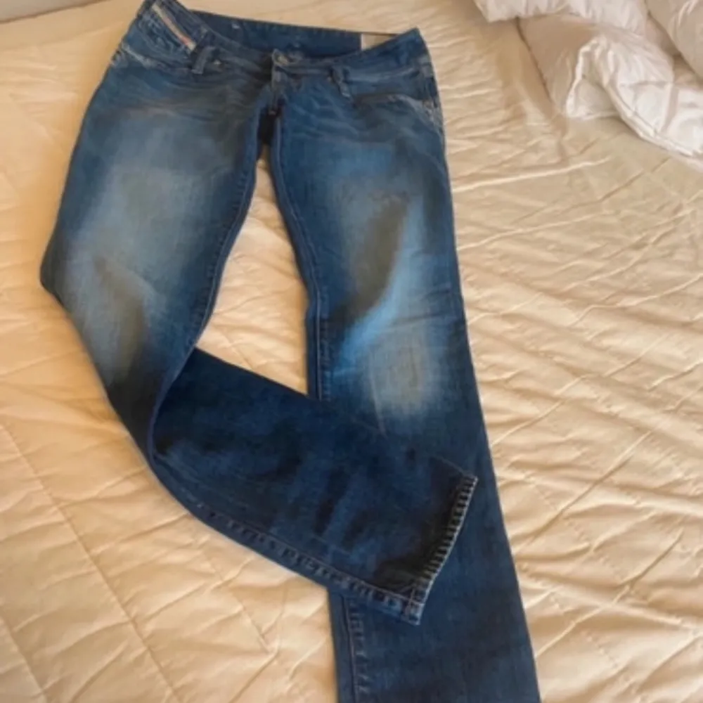 ett par snygga lågmidjade jeans  39cm rakt över  Innebenslängd 84cm . Jeans & Byxor.