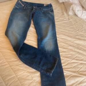 ett par snygga lågmidjade jeans  39cm rakt över  Innebenslängd 84cm 