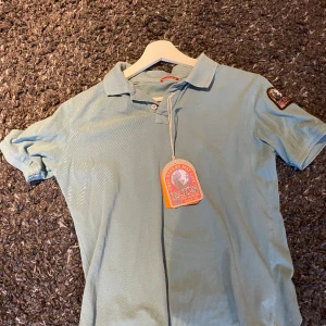 Paradjumper pike - Säljer min paradjumper pike i 10/10 skick andvänt bara en gång på skolavslutningen. Säljer pga att den är för liten. pris kan diskuteras går med på byten Köpt för 900kr på kidsbrandstore