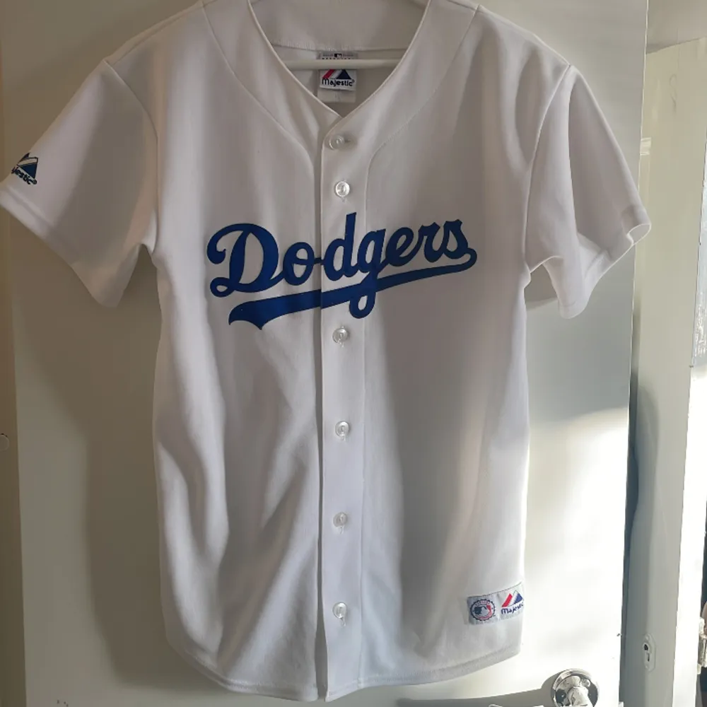 Vintage los angeles dodgers baseballtröja. Nyare variant säljs på zalabdo för 858 kr.. T-shirts.