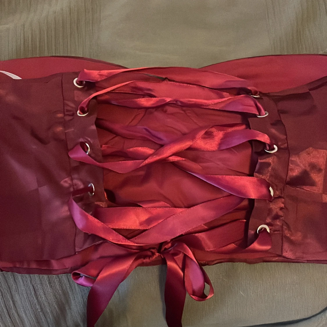 En vinröd korsett - 90