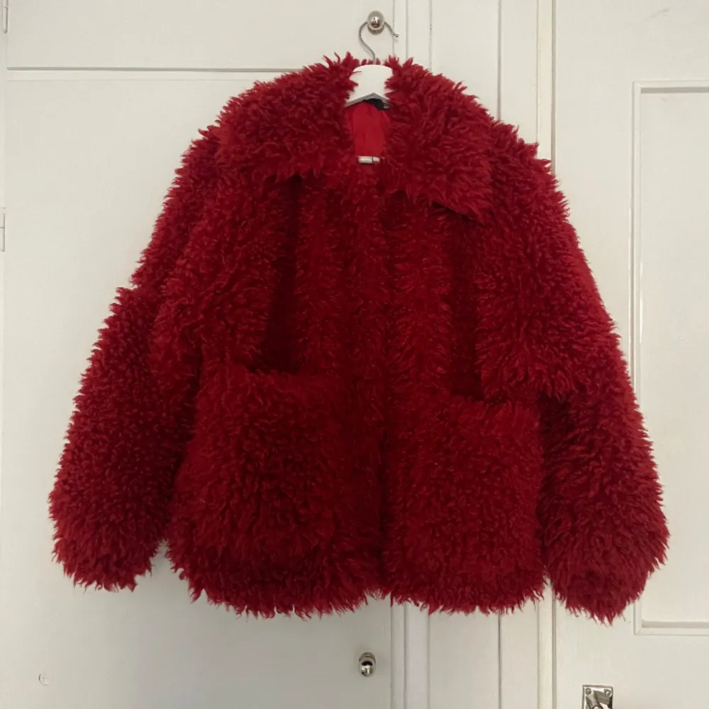 Säljer den här såå snygga röda pälsjackan ❤️❤️ Hör av er vid frågor!! Möter upp i Stockholm och fraktar🥰. Jackor.