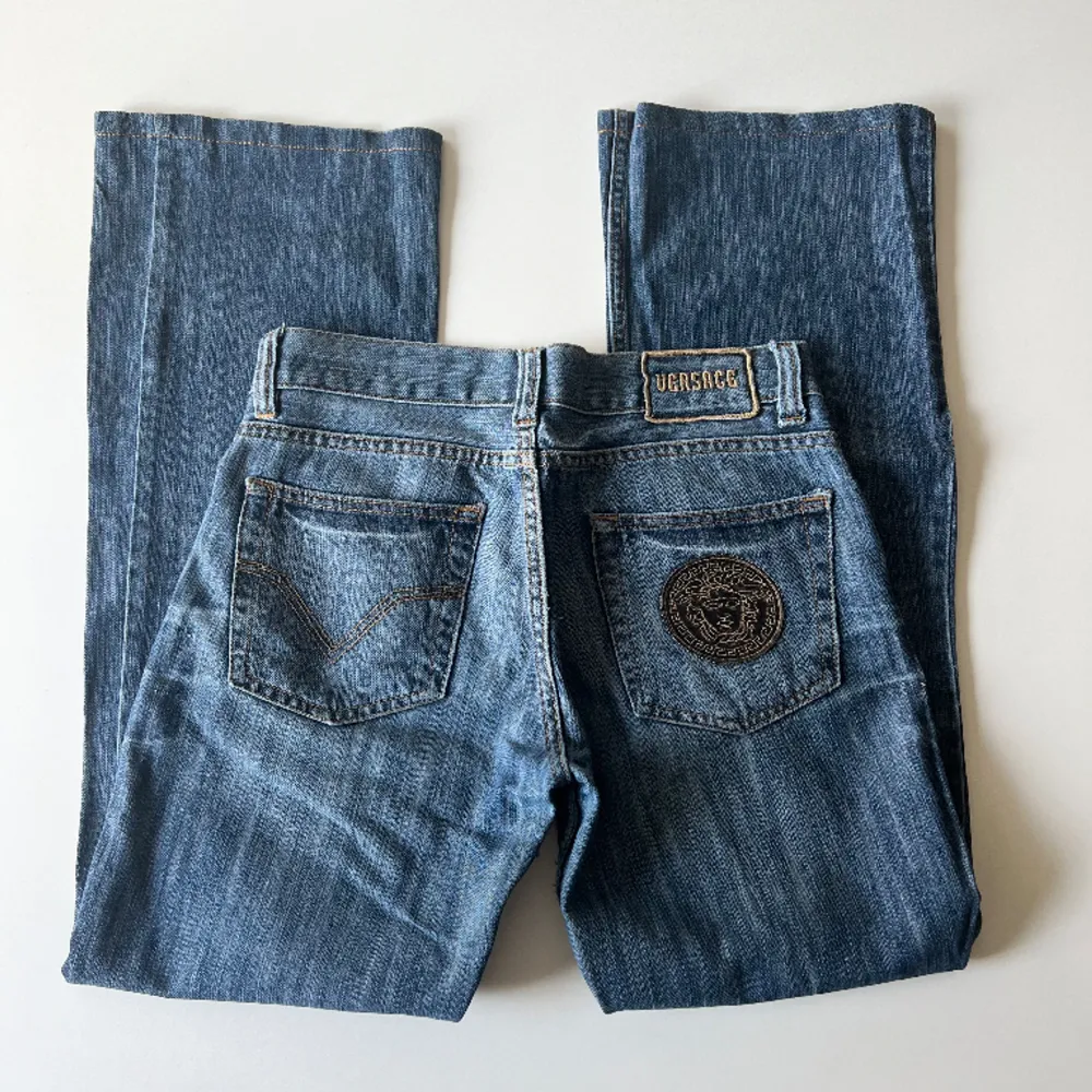 Baggy lågmidjade Versace jeans. Förmodligen inte äkta. Midjemått: 76 cm. Innerbenslängd: 78 cm. Modellen är 167 cm lång. Storlek W30, passar mer W28-29. Skriv privat för mer bilder och mått! 💕. Jeans & Byxor.