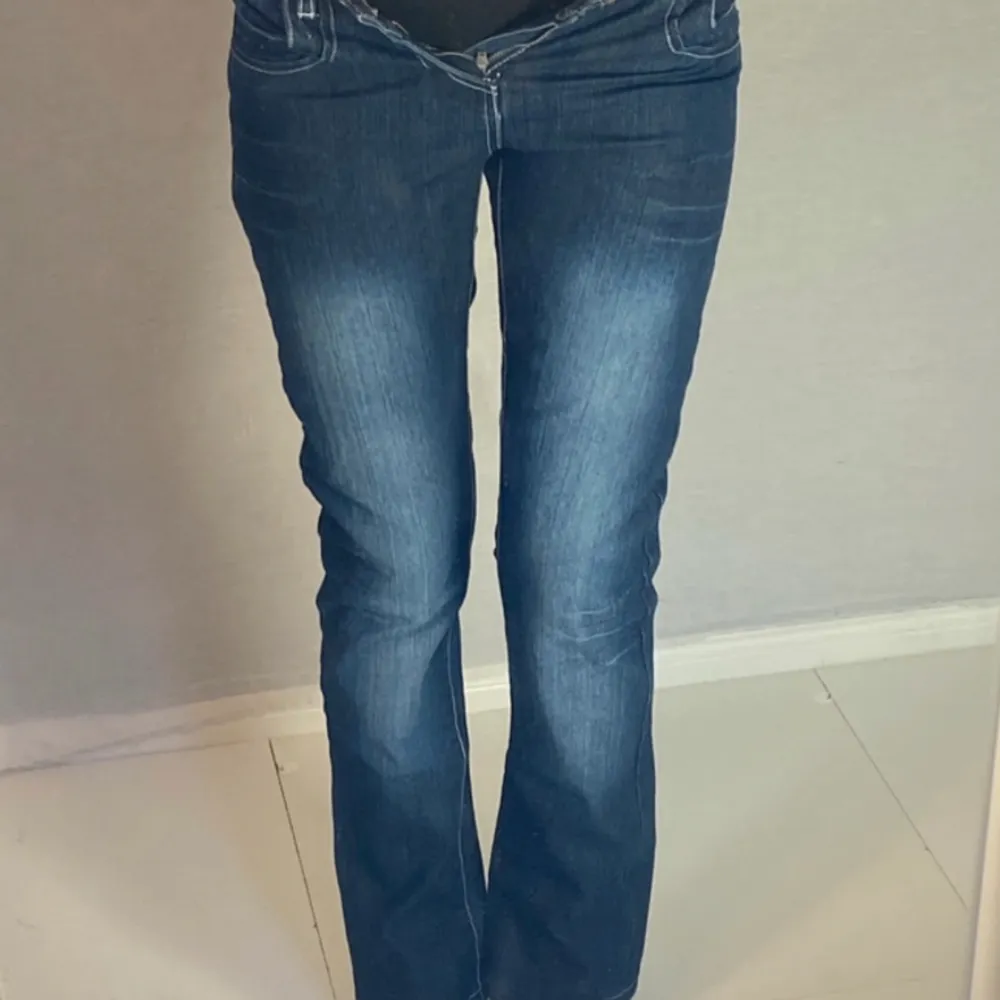 Säljer ett par low waist bootcut jeans. Dem första två bilderna är lånade. Hör av dig vid frågor om mått 💘 Inga defekter.. Jeans & Byxor.