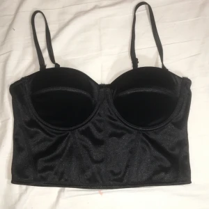 Svart topp - Storlek XS, den är inte så stretchig ganska tajt, den sitter jättebra, ramlar inte av. Den är start med silkes material. Köpt från New yorker🧸