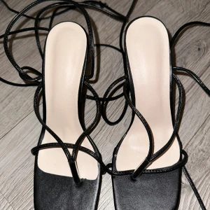 Svarta klackskor med snören  - Oanvända storlek 37 