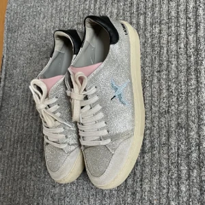 Arigato skor - Super fina glittriga arigatos köpta på plick 💗 Inga större defekter, men tecken på användning finns! Påse och skolåda förekommer 💗 Inköpta för 1900kr