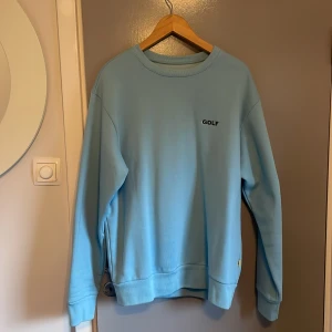 MINI 3D LOGO CREWNECK by GOLF WANG - Köpte denna stiliga blåa GOLF WANG tröjan från deras webbshop 2022. Använd ett par gånger men inte längre. Inga fläckar, True-to-Size och riktigt bra kvalié. För mer bilder, fråga! 