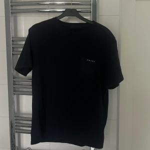 Prada t-shirt - Prada t-shirt Storlek:L (fits s) Kvitto finns
